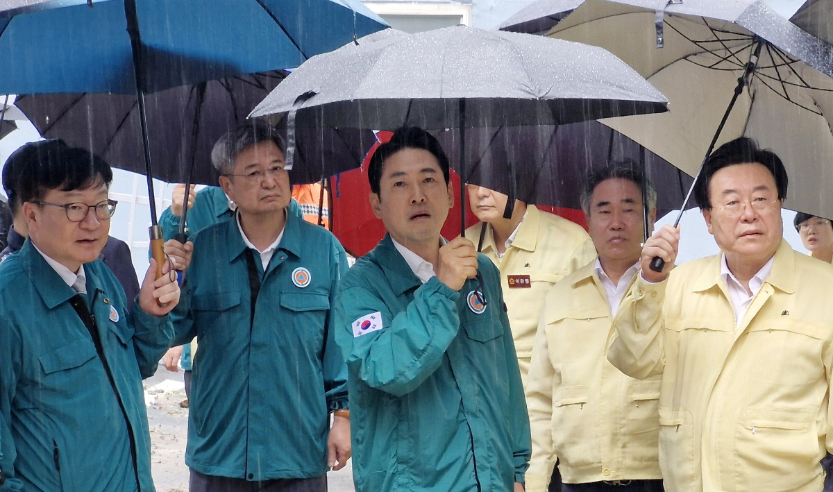 장동혁 국민의힘 대표가 18일 극한 호우로 산사태가 발생한 경남 거제시 옥포동의 한 아파트를 찾아 산사태 현장을 점검하고 있다. 뉴스1