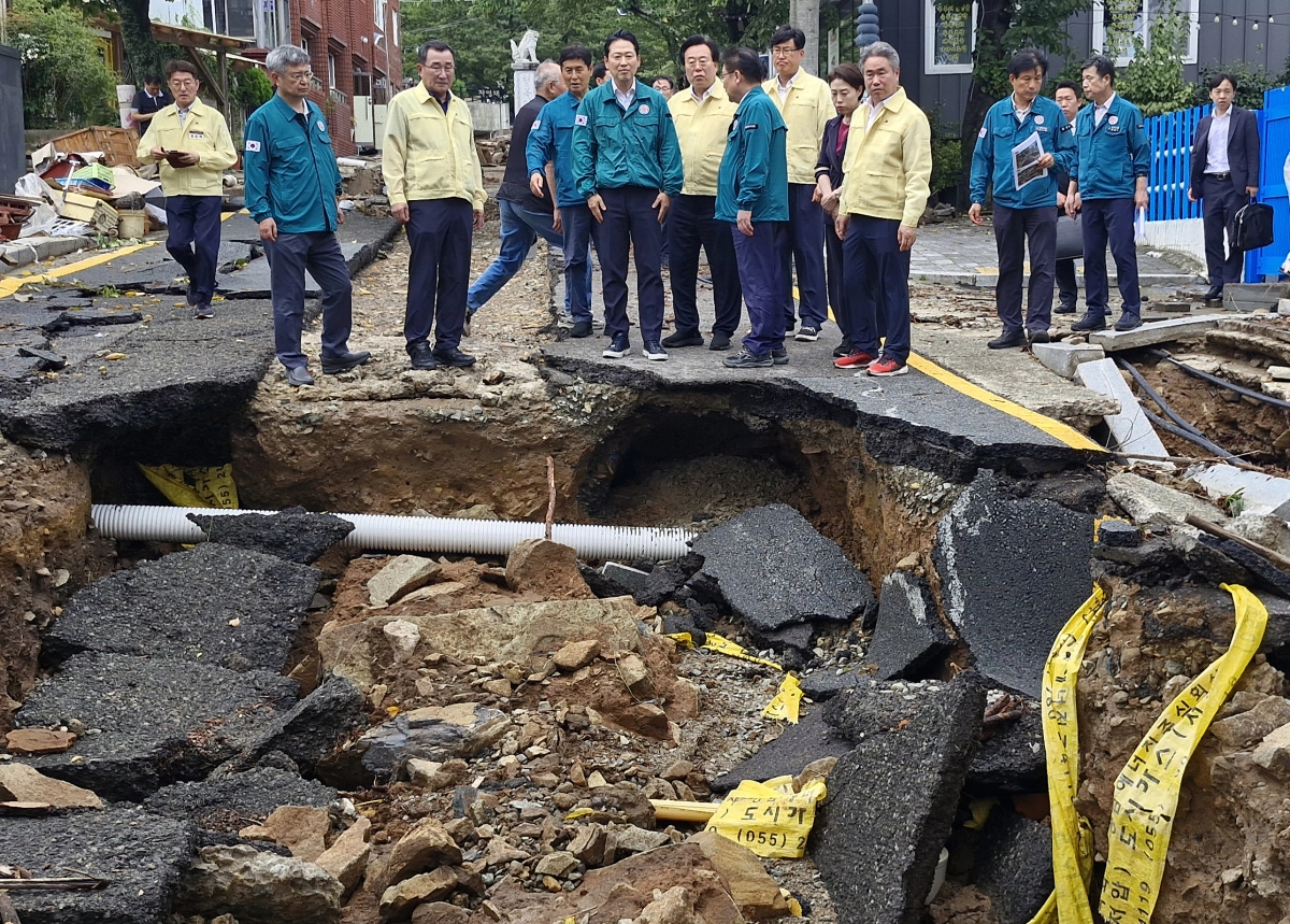 장동혁 국민의힘 대표가 18일 극한 호우로 피해를 입은 경남 통영시 봉평동 용화사 인근 한 도로를 점검하고 있다. 뉴스1