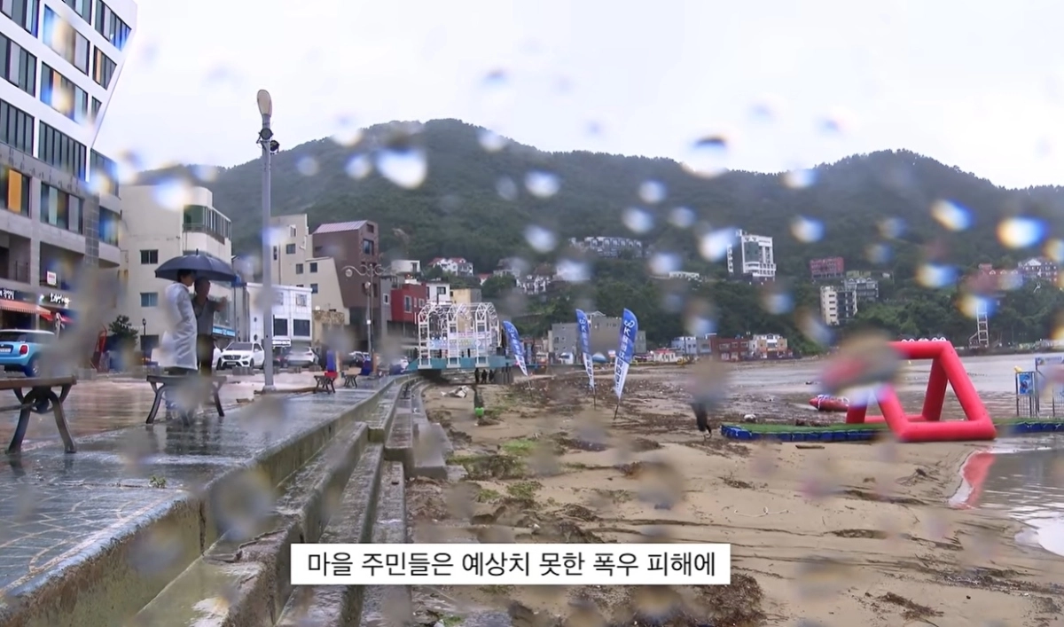 그룹 리센느 멤버 원이와 미나미가 찾아 콘텐츠를 촬영하면서 유명세를 탄 경남 거제시 덕포해수욕장이 지난 광복절 연휴 남해안 일대를 덮친 극한 호우로 피해를 입었다. 자료 : 경남신문