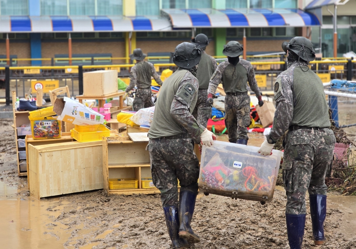 육군 제39보병사단 장병들이 18일 경남 거제시 장평초등학교에서 집중호우로 쌓인 토사와 잔해물을 제거하며 학교시설 복구에 힘을 보태고 있다. 2026.8.18. 육군 제39보병사단 제공