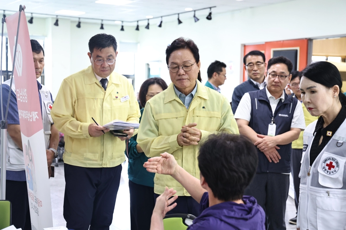 박완수 경남도지사가 18일 거제 옥포종합사회복지관을 찾아 이재민의 말을 듣고 있다. 2026.8.18. 경남도 제공