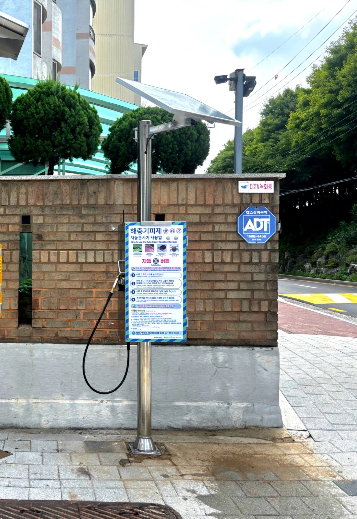 서울 광진구 뚝섬한강공원 자양나들목 입구에 새로 설치된 해충기피제 분사기.  광진구 제공