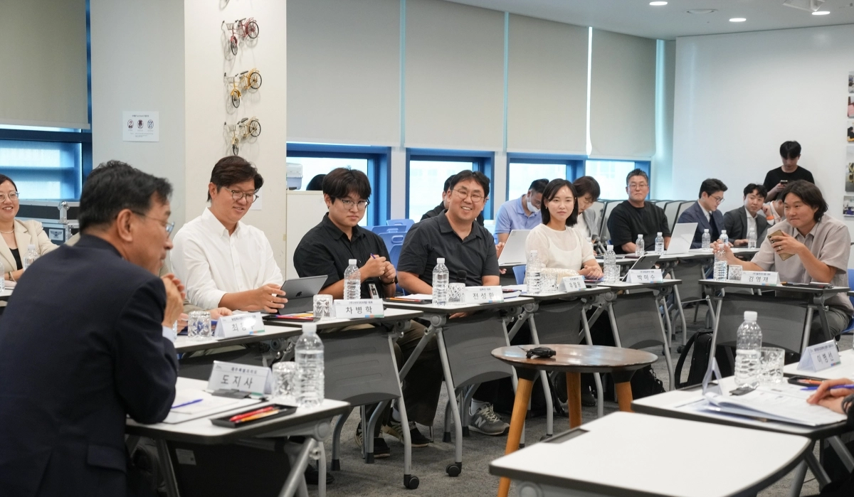 위성곤 제주지사가 18일 제주창조경제혁신센터에서 열린 ‘제주 창업·벤처 생태계 활성화를 위한 간담회’에서 도내 창업·벤처 대표들의 목소리를 듣고 있다. 제주도 제공