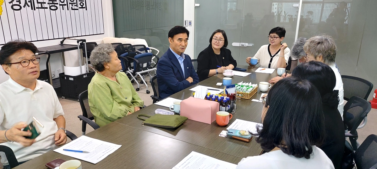 ▲오현정 의원이 ‘경기도 마을공동체 활동 지원 현황과 활성화를 위한 현장간담회’에서 장태환 경제노동위원장 및 시·군 마을공동체 대표단과 현안을 논의하고 있다. (사진=경기도의회)