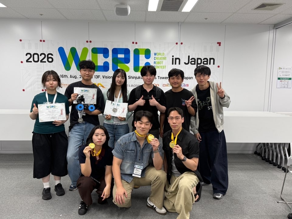 2026 WCRC inJapan’ 물류로봇2 분류 파트서 금메달과 은메달을 차지한 한국기술교육대 메가제트팀과 포기마라팀 학생들. 한기대 제공