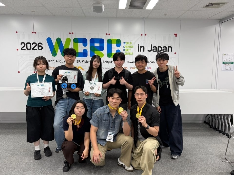 2026 WCRC inJapan’ 물류로봇2 분류 파트서 금메달과 은메달을 차지한 한국기술교육대 메가제트팀과 포기마라팀 학생들. 한기대 제공