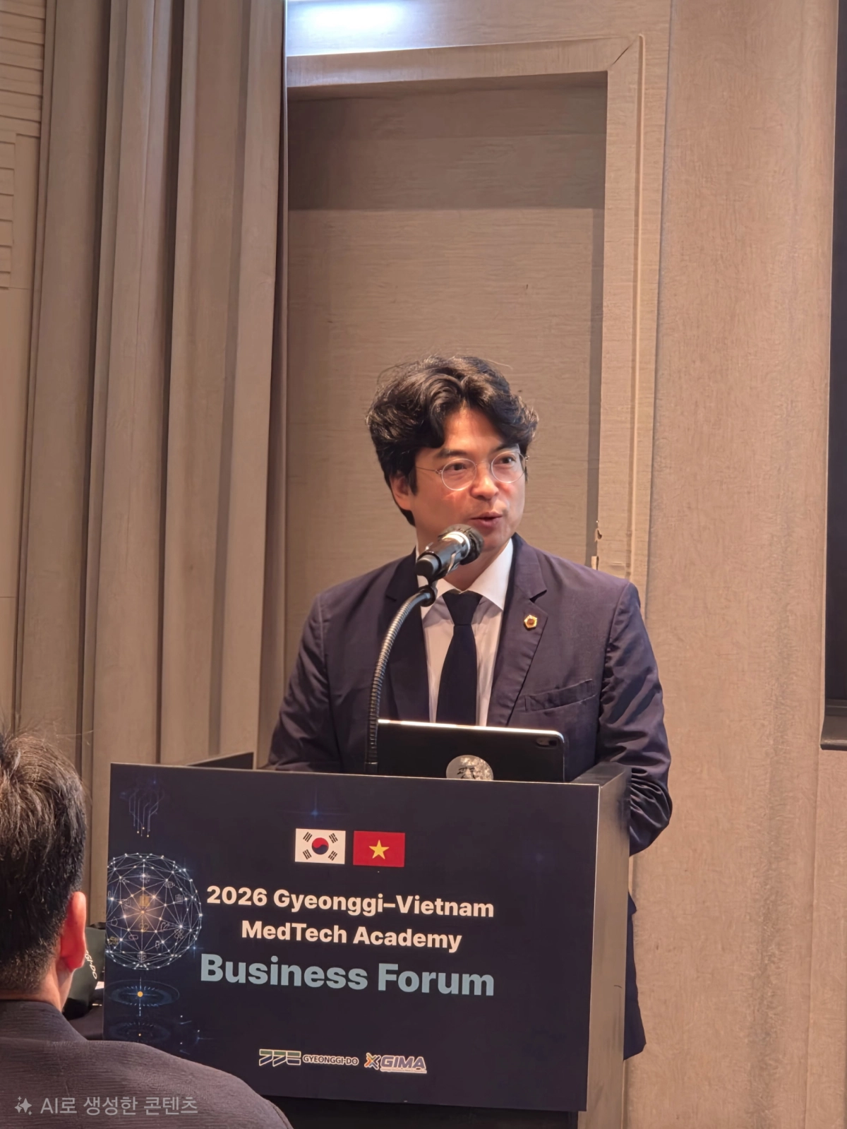 ▲박상현 의원이 ‘2026 경기도-베트남 메드테크 아카데미 비즈니스 포럼’ 연단에서 축사를 하고 있다. (사진=경기도의회)