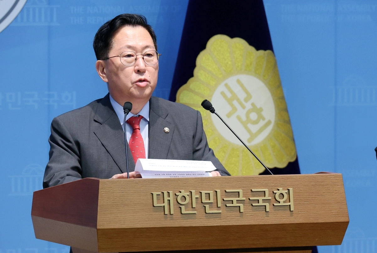 소통관 기자회견 하는 유용원 의원