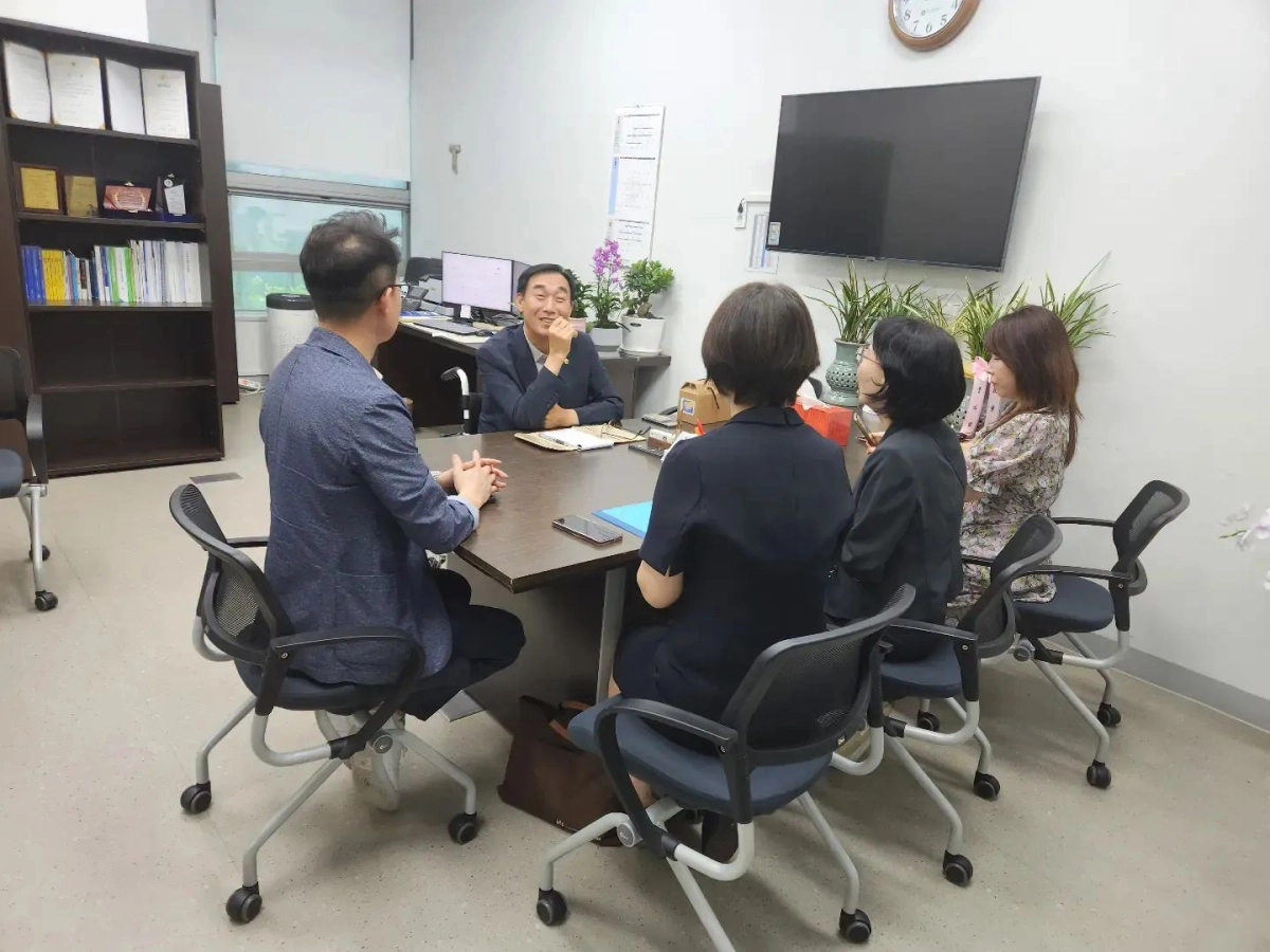 ▲김현덕 의원이 경기도의회에서 수원시 장애인복지과 관계자들과 장애인 지역사회 자립 및 주거 전환 정책 지원 방안을 논의하고 있다. (사진=경기도의회)
