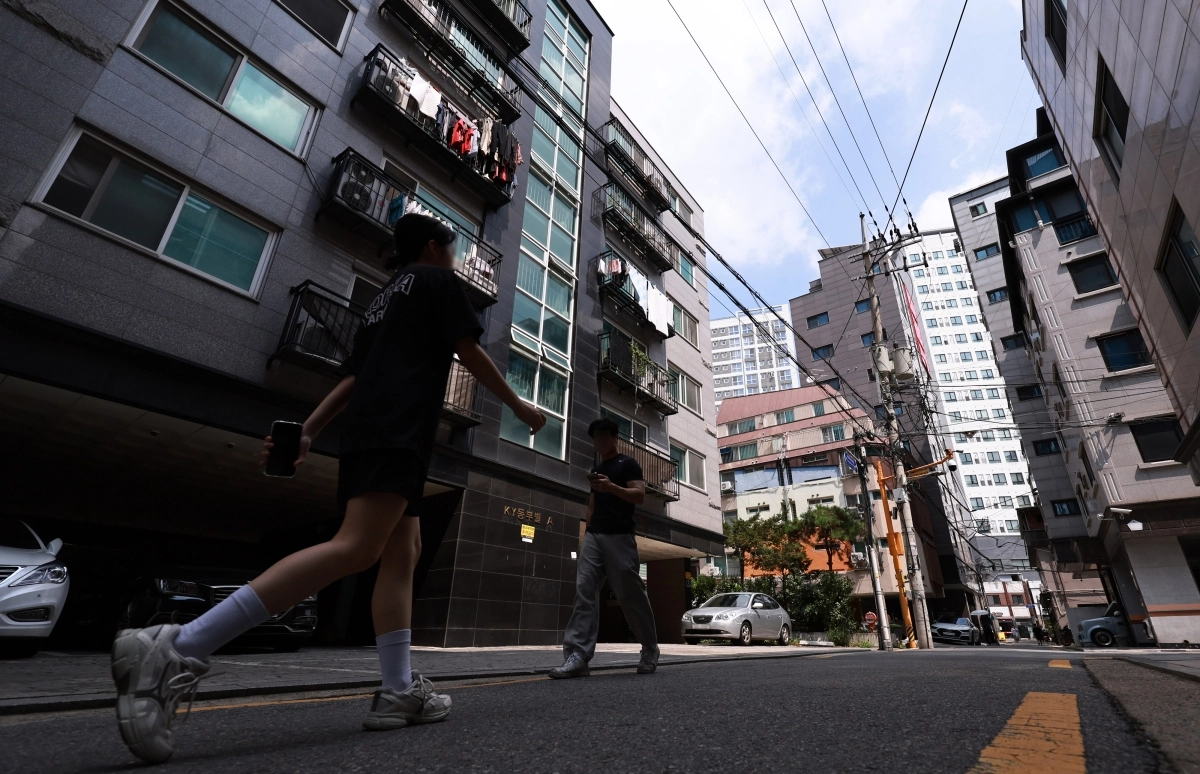 서울 주거비가 급증한 가운데 청년들이 18일 서울 광진구의 한 원룸촌을 걷고 있다.  뉴스1