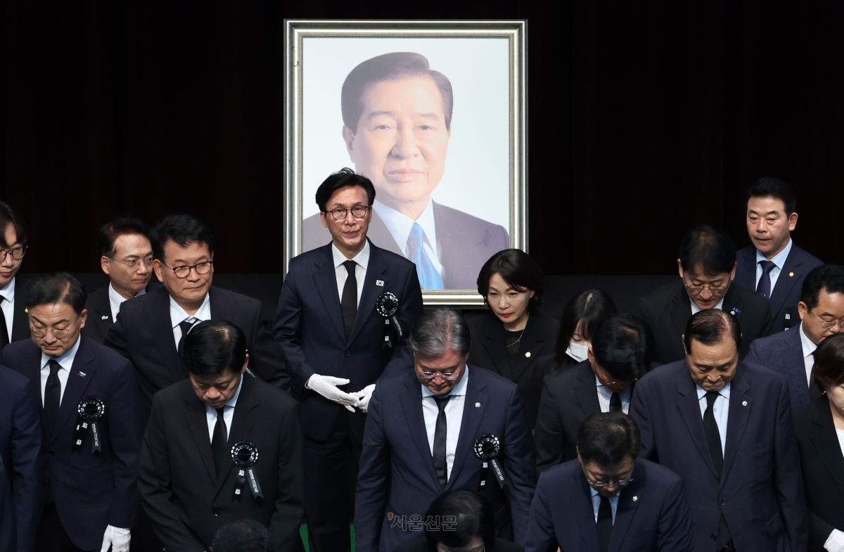 김민석(뒷줄 왼쪽 네번째) 더불어민주당 신임 대표를 비롯한 여야 인사들이 18일 서울 동작구 국립서울현충원 현충관에서 열린 김대중 전 대통령 서거 17주기 추모식에서 헌화를 마친 후 이동하고 있다. 도준석 전문기자