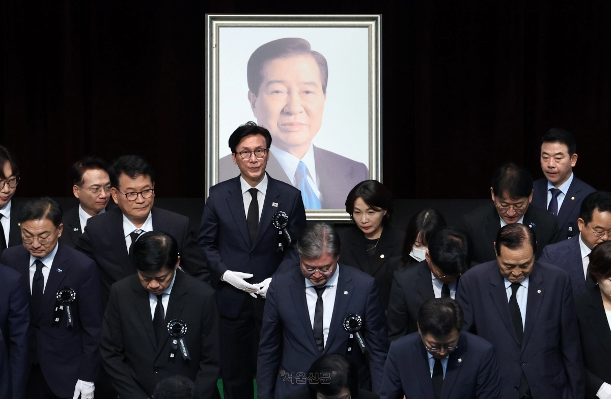 김민석(뒷줄 왼쪽 네번째) 더불어민주당 신임 대표를 비롯한 여야 인사들이 18일 서울 동작구 국립서울현충원 현충관에서 열린 김대중 전 대통령 서거 17주기 추모식에서 헌화를 마친 후 이동하고 있다. 도준석 전문기자