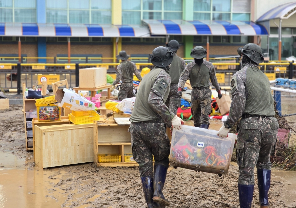 육군 제39보병사단 장병들이 18일 경남 거제 장평초등학교에서 토사와 잔해물을 제거하고 있다. 거제는 전날에만 654.3㎜의 비가 내리는 등 광복절 연휴 사흘 동안 900㎜를 웃도는 비가 쏟아져 지역 곳곳의 건물과 도로, 차량 등이 침수 피해를 입었다. 또 산사태가 한 아파트를 덮쳐 1명이 숨졌다. 육군 제공