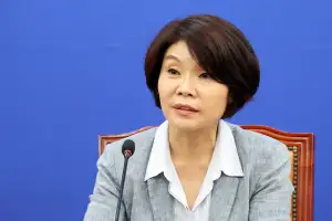 與 신임 사무총장에 한정애…정책위의장엔 권칠승