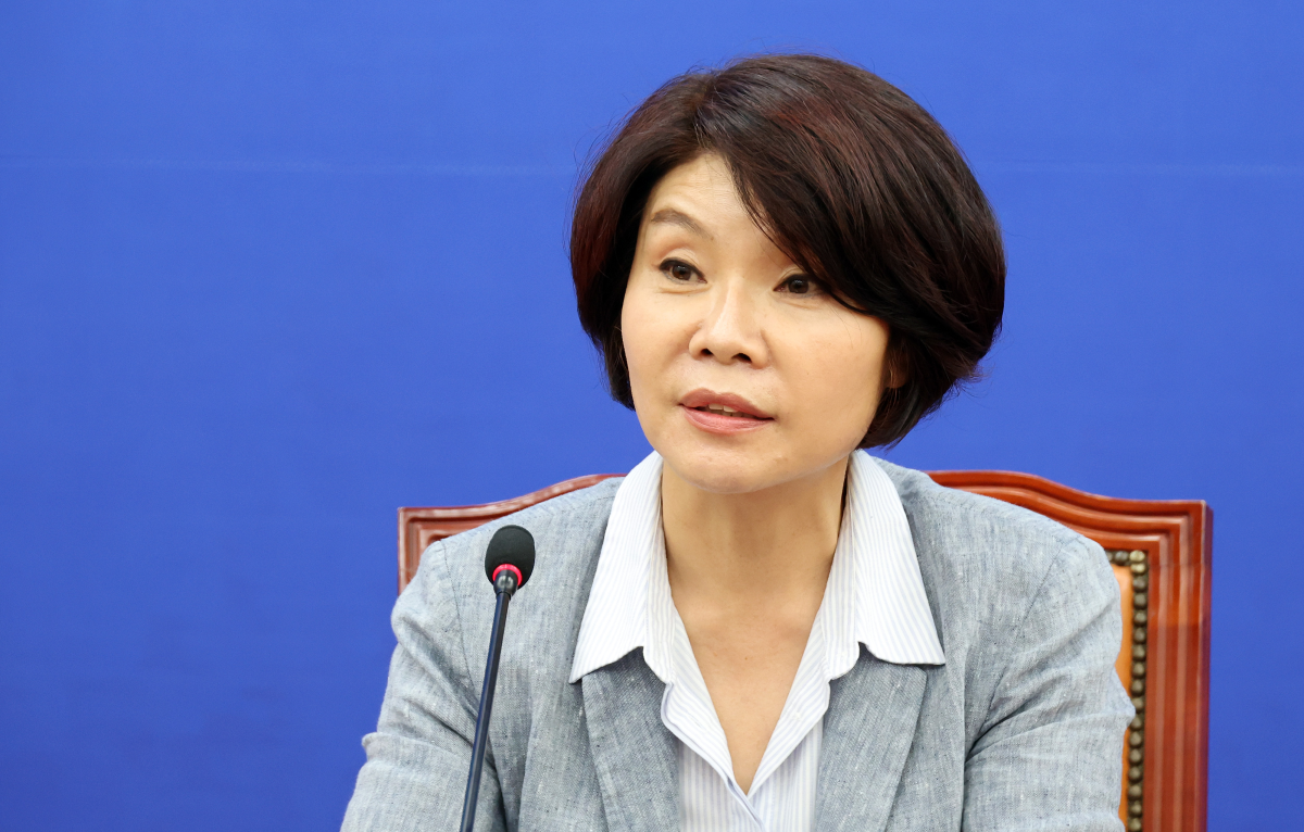 한정애 전 더불어민주당 정책위의장이 지난 9일 국회에서 열린 기자간담회에서 현안 관련 발언을 하고 있다. 김민석 민주당 신임 대표는 18일 한 전 정책위의장을 사무총장으로 발탁했다. 연합뉴스