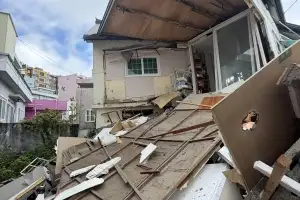 부산 동구 노후 단독주택 붕괴…70대 남성 1명 부상