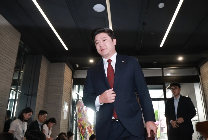 진종오 의원이 18일 서울 영등포구 여의도 국민의힘 중앙당사에서 열린 중앙윤리위원회 전체회의에 출석하고 있다.  앞서 진 의원은 6·3 국회의원 부산 북갑 보궐선거에서 무소속 한동훈 후보를 지원했다는 이유로 윤리위에 제소됐다. 연합뉴스