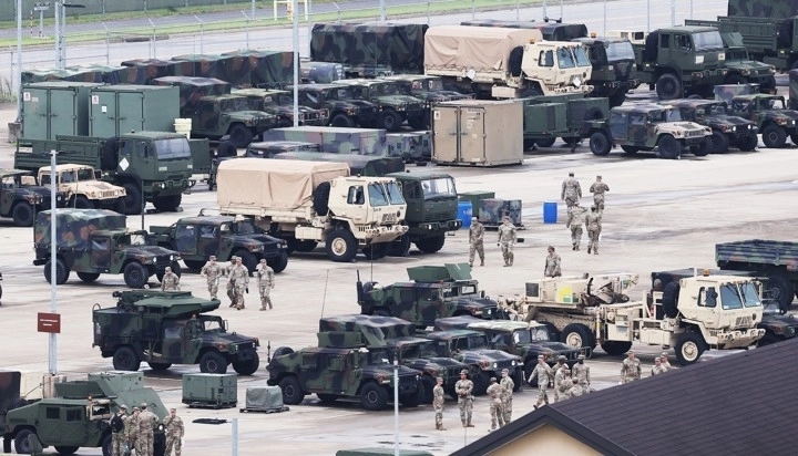 한미 군 당국이 유사시 한반도 방어를 위한 정례 연합 훈련인 ‘을지 자유의 방패’(UFS·Ulchi Freedom Shield) 연습을 시작한 17일 경기도 평택시 캠프 험프리스에서 주한미군 장병들이 군용 차량 앞에서 분주하게 움직이고 있다. 도널드 트럼프 미국 대통령은 16일(현지시간) 한미 연합 군사훈련 규모를 대폭 축소할 것을 피트 헤그세스 국방장관에게 지시했다고 밝혔다. 연합뉴스