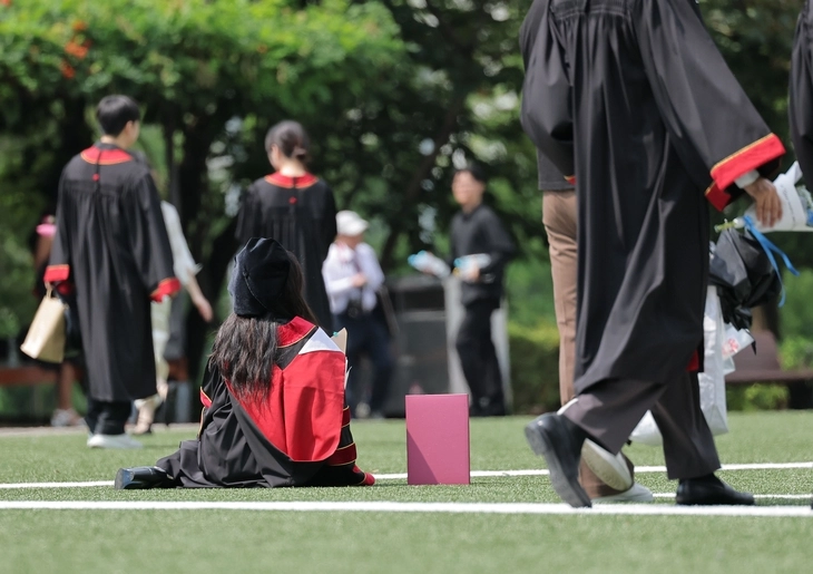 한국은행이 18일 챗GPT 출시 이후 대졸 청년층 실업률이 전문대졸 이하보다 1.6%포인트 높아졌다는 내용의 보고서를 발표했다. AI 노출도가 높은 업종을 중심으로 지난 4년간 청년 일자리 28만 5000개가 사라진 것으로 집계됐다. 사진은 이날 서울의 한 대학교에서 졸업생들이 기념촬영을 하는 모습. 연합뉴스