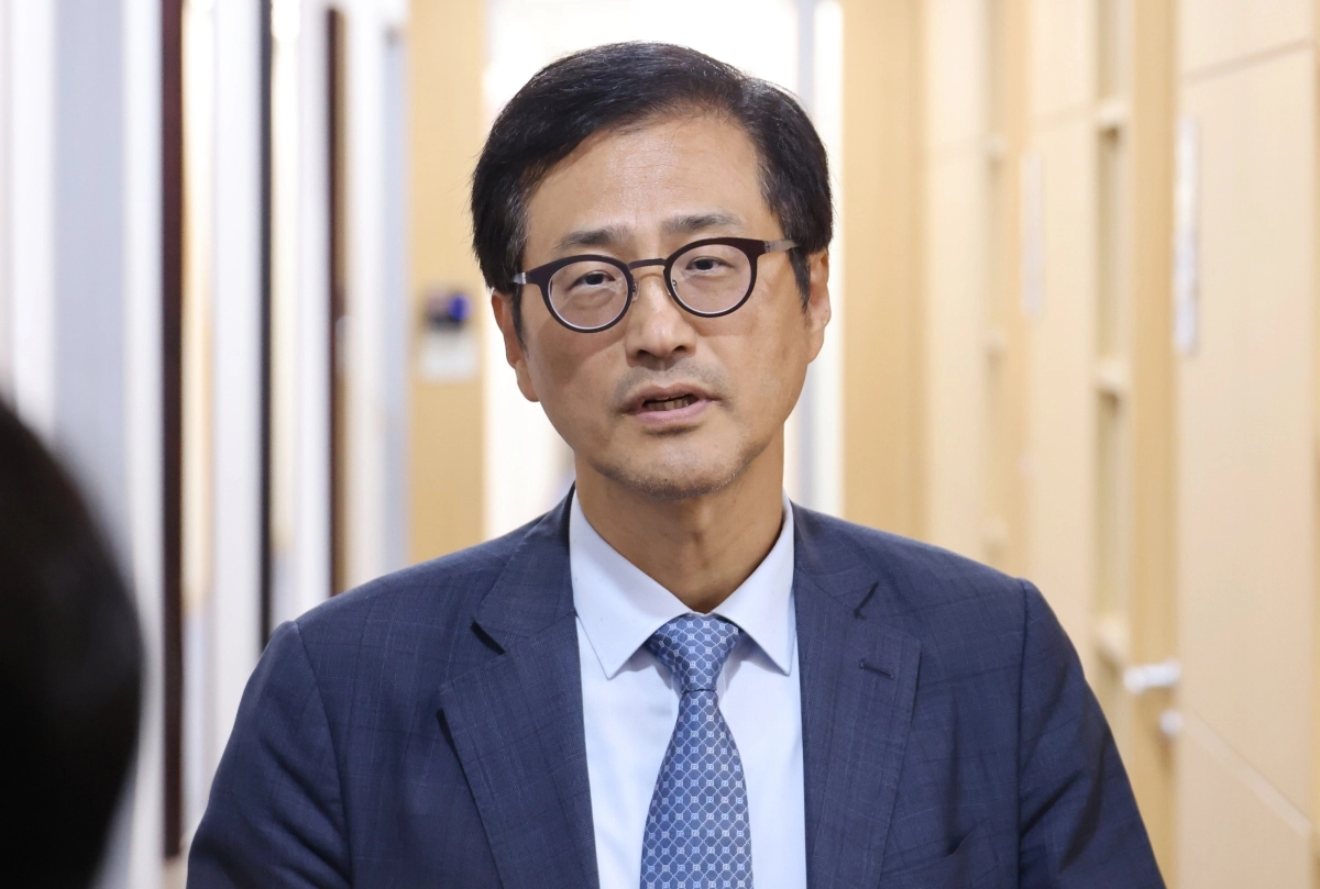 6·3 지방선거 투표용지 부족 사태 등을 수사할 선거관리위원회 특별검사로 임명된 이태한 권익위 비상임위원이 18일 서울 서초구 법무법인 동인에서 소감을 밝히고 있다. 연합뉴스