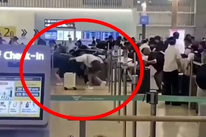 인천국제공항 출국장에서 중국인 이용객들이 떼로 새치기하는 상황이 반복적으로 발생해 다른 이용객들이 불편을 겪고 있다. 온라인 커뮤니티 캡처