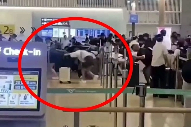 인천국제공항 출국장에서 중국인 이용객들이 떼로 새치기하는 상황이 반복적으로 발생해 다른 이용객들이 불편을 겪고 있다. 온라인 커뮤니티 캡처