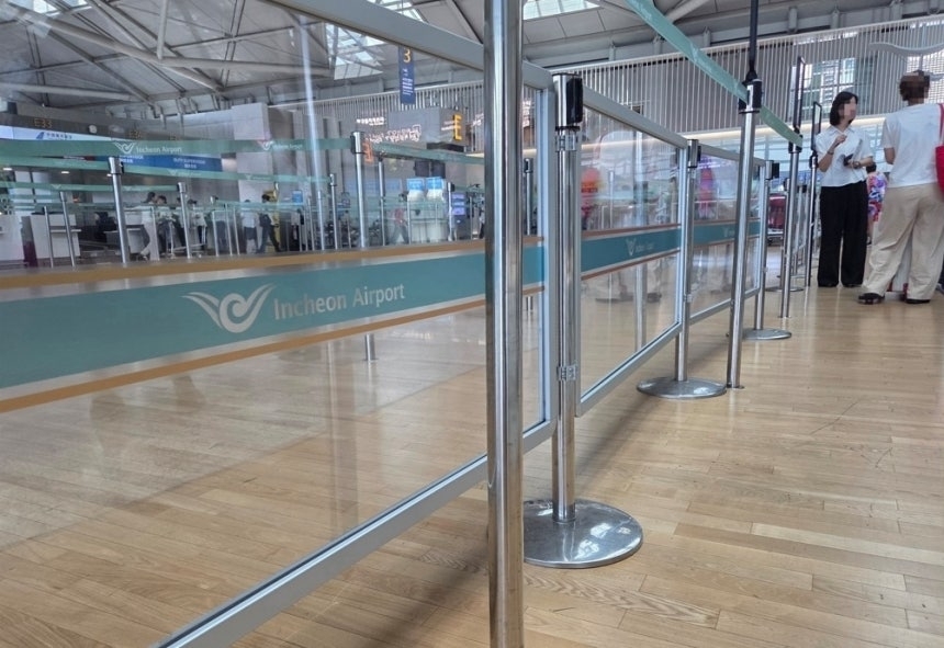 인천공항 제1여객터미널 3층 출국장에 설치된 안전 펜스. 연합뉴스(독자 제공)