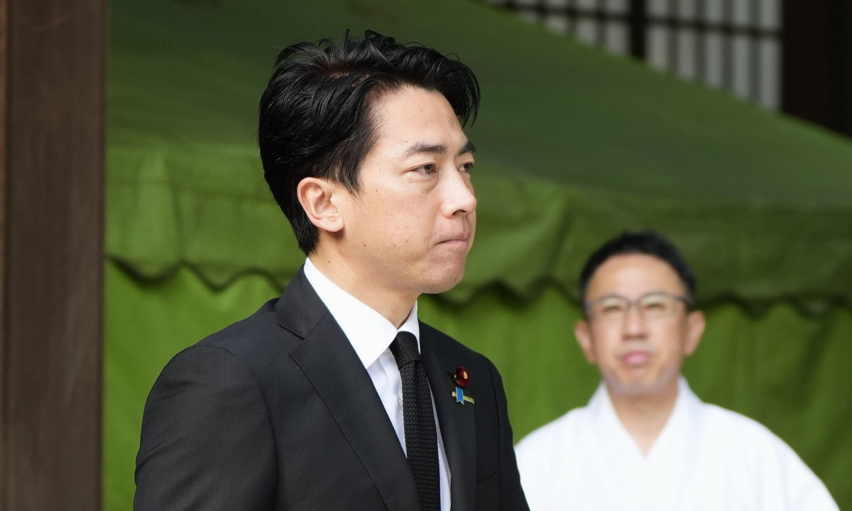 야스쿠니 신사 참배하는 고이즈미 일본 방위상