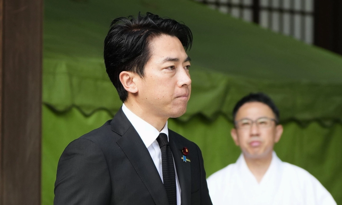 야스쿠니 신사 참배하는 고이즈미 일본 방위상