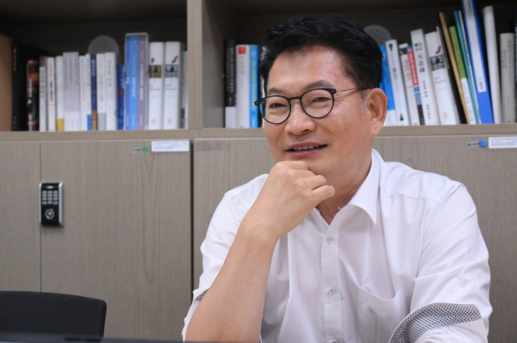 송영길 더불어민주당 의원이 지난 5일 국회 의원회관에서 서울신문과 인터뷰를 하고 있다. 송 의원은 18일 조희대 대법원장이 대법관 후보들을 서면으로 임명 제청한 것을 두고 “탄핵 사유가 하나 더 늘었다”며 공개적으로 비판했다. 안주영 전문기자