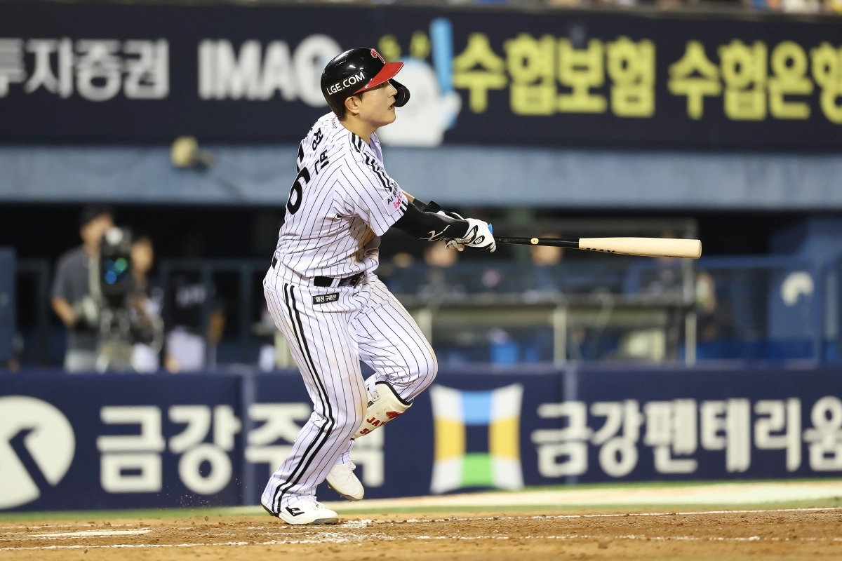 LG 문정빈이 18일 kt전 5회말 1사 만루에서 타구가 담장을 넘어가는 모습을 바라보며 1루를 향해 뛰쳐나가고 있다.    LG 트윈스 제공