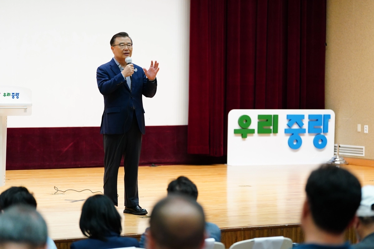 류경기 서울 중랑구청장이 지난 13일 구청에서 열린 ‘면목선 기본계획 공청회’에서 인사말을 하고 있다.  중랑구 제공