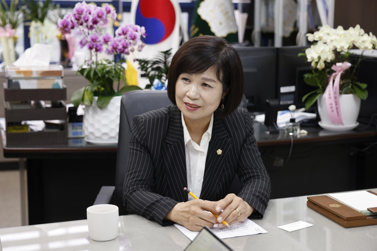 강선영 서울 강서구의회 의장이 18일 구의회 의장실에서 서울신문과 인터뷰하고 있다. 강서구의회 제공