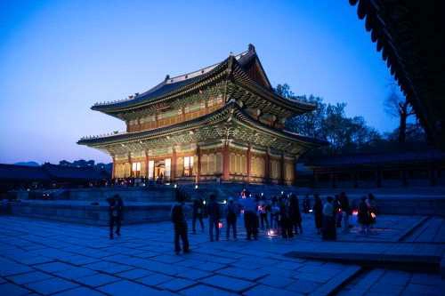 유네스코 세계유산 창덕궁에서 지난 5월 열린 ‘창덕궁 달빛기행’ 행사에서 관람객들이 인정전을 바라보고 있다. 국가유산청 제공