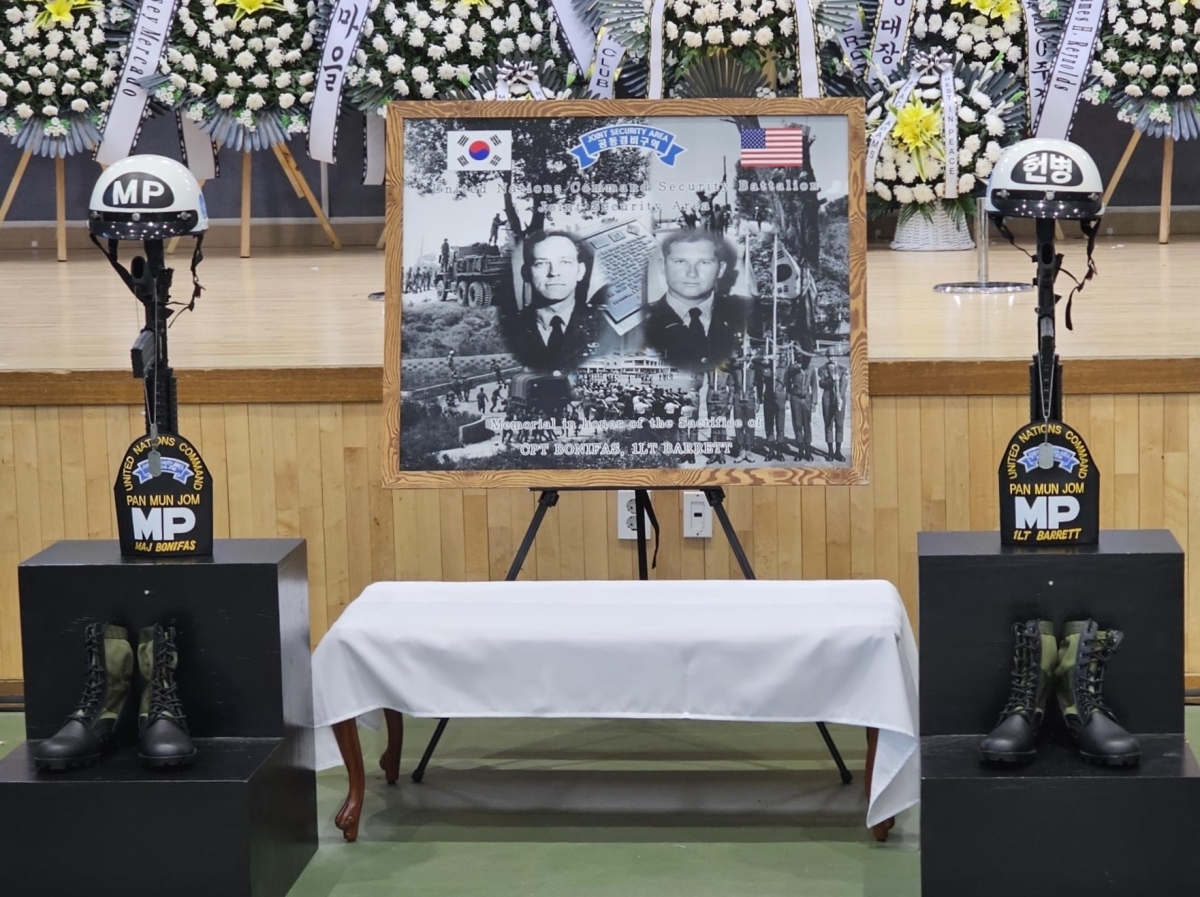 판문점 도끼만행사건 50주기를 맞은 18일 경기 파주시 캠프 보니파스에 사건 희생자인 아서 보니파스(왼쪽) 소령과 마크 배럿 대위를 추모하는 공간이 마련돼 있다. 연합뉴스