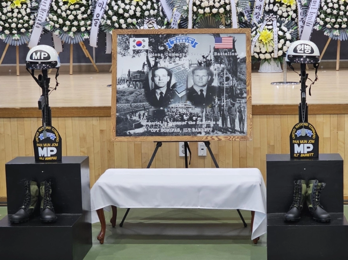 판문점 도끼만행사건 50주기를 맞은 18일 경기 파주시 캠프 보니파스에 사건 희생자인 아서 보니파스(왼쪽) 소령과 마크 배럿 대위를 추모하는 공간이 마련돼 있다. 연합뉴스