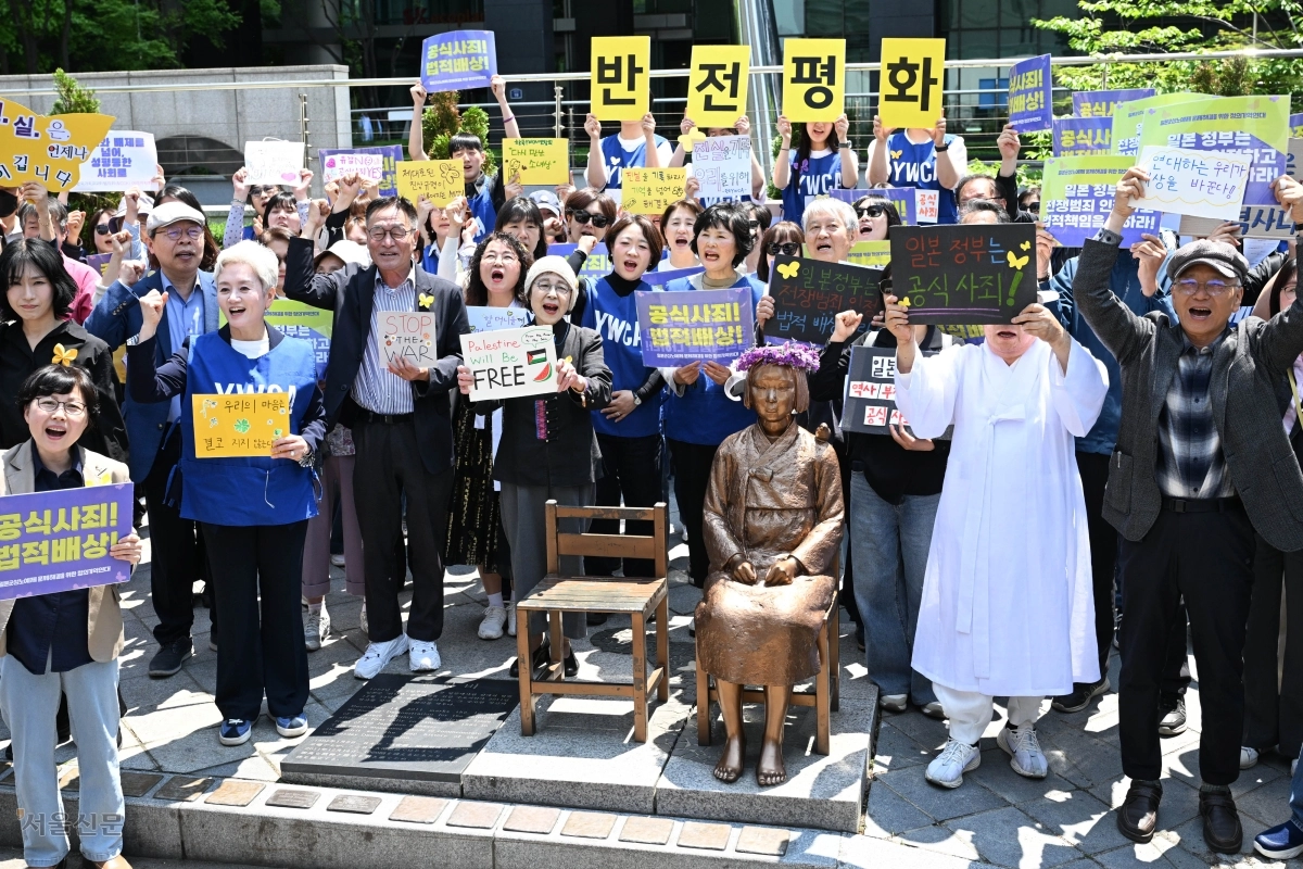 정의기억연대(정의연)가 6일 서울 종로구 옛 주한 일본대사관 인근에서 열린 제1751차 일본군 성노예제 문제 해결을 위한 정기 수요시위에서 소녀상 주변 바리케이드를 철거한 후 환호하고 있다.  홍윤기 기자