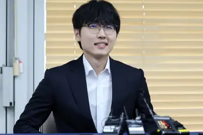 中 기사와 7대1 싸우는 신진서…생애 첫 우승 노린다 몽백합배 8강