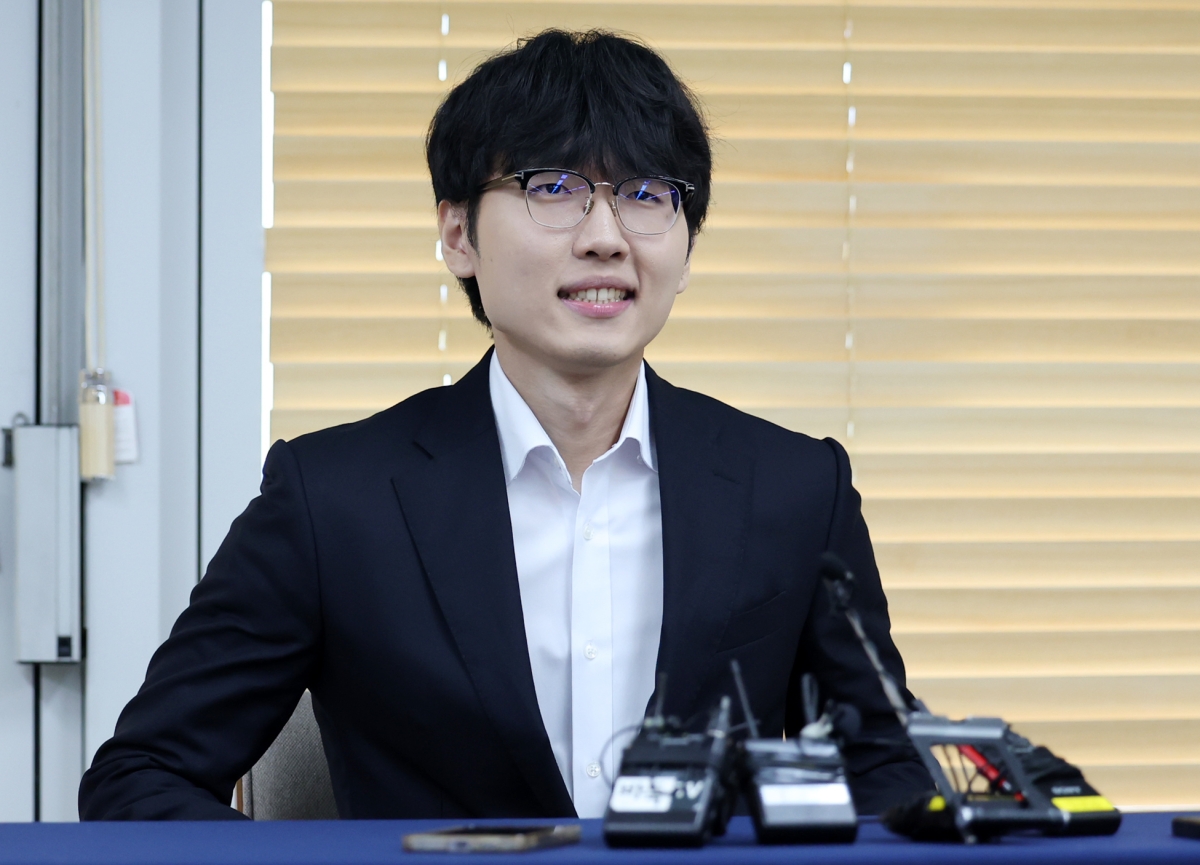 신진서 9단이 21일 서울 중구 한국경제TV 스튜디오에서 열린 쎈수학·한경 기신전 인공지능(AI) 바둑 프로그램 카타고와의 최종국에서 승리한 뒤 인터뷰를 하고 있다. 2026.7.21 뉴시스