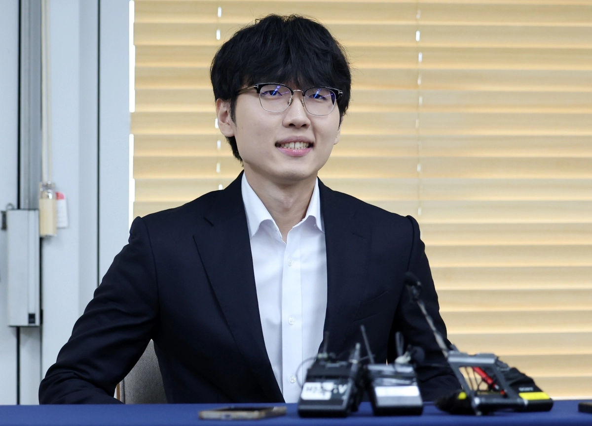신진서 9단이 21일 서울 중구 한국경제TV 스튜디오에서 열린 쎈수학·한경 기신전 인공지능(AI) 바둑 프로그램 카타고와의 최종국에서 승리한 뒤 인터뷰를 하고 있다. 2026.7.21 뉴시스