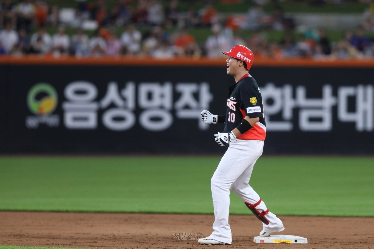 KIA 타이거즈 하주석이 18일 대전 한화생명 볼파크에서 열린 한화 이글스전에서 2루타를 터뜨린 뒤 포효하고 있다. 2026.8.18 KIA 타이거즈 제공