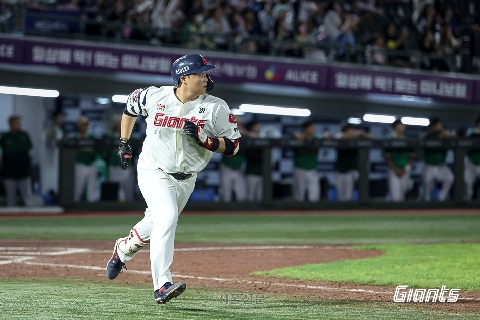 롯데 자이언츠 한동희가 18일 부산 사직구장에서 열린 키움 히어로즈전에서 7회말 만루포를 터뜨린 후 1루로 달려가고 있다. 2026.8.18 롯데 자이언츠 제공