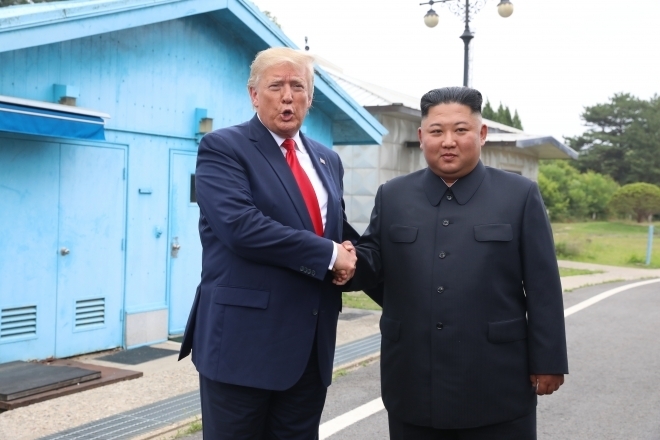 [속보] “트럼프, 北 김정은과 연내 만남 추진…11월 APEC 가능성”