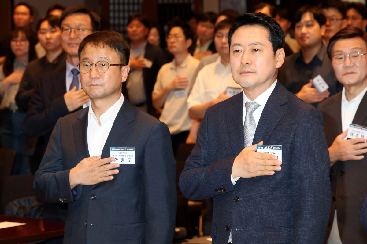 한병도 더불어민주당 당대표 직무대행 겸 원내대표와 장동혁 국민의힘 대표가 13일 오후 서울 중구 한국프레스센터에서 열린 한국기자협회 창립 62주년 기념식에서 국민의례를 하고 있다. 뉴스1