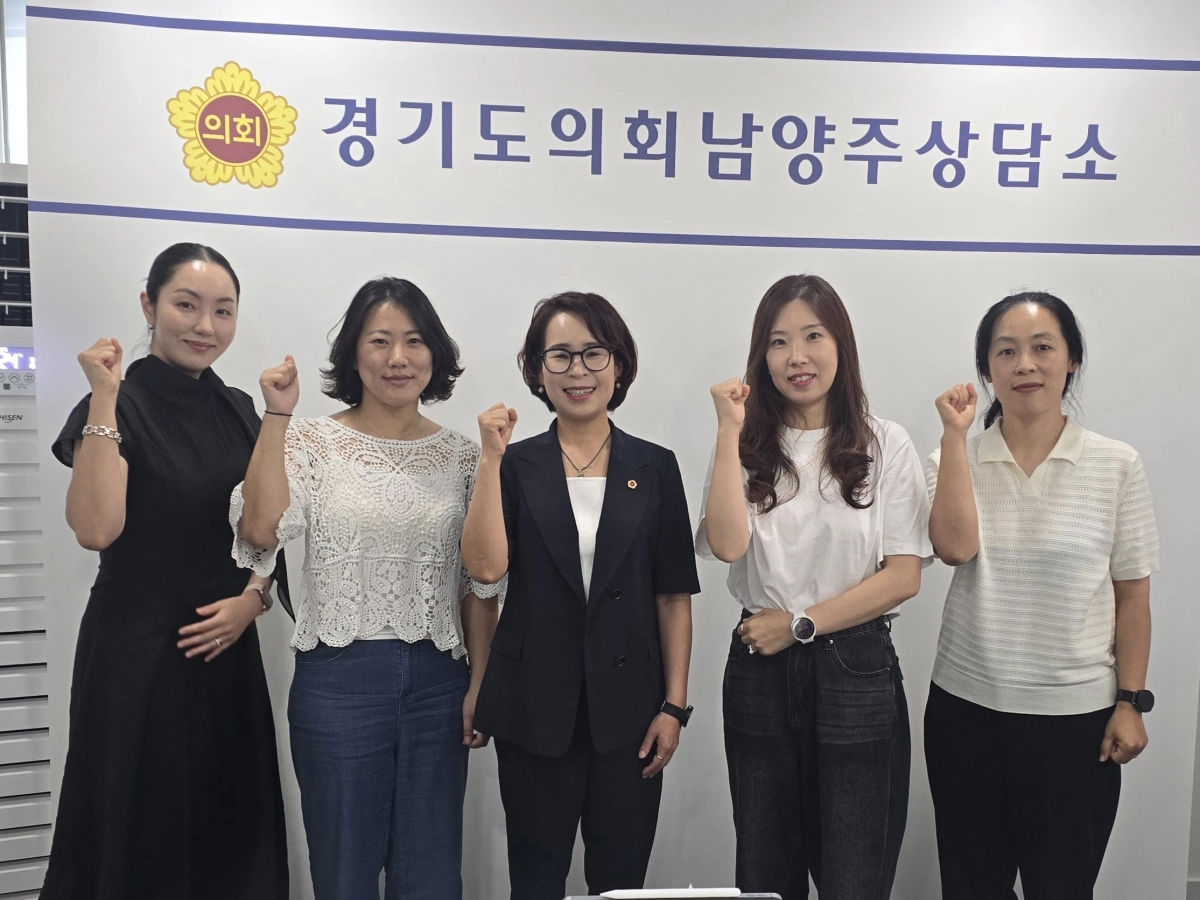 ▲정현미 의원이 도의회 남양주상담소에서 덕소초등학교 학부모회 임원진과 교육현안 간담회를 마친 뒤 기념촬영을 하고 있다. (사진=경기도의회)