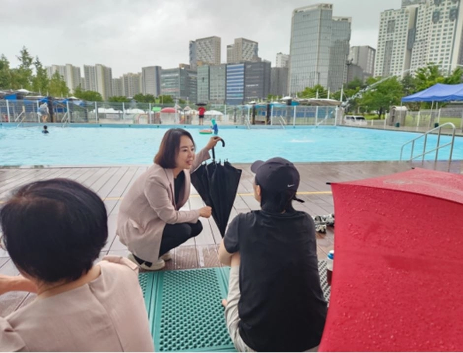 ‘장애아동 물놀이 체험의 날’에 참석한 오지연 의원. 하남시의회 제공