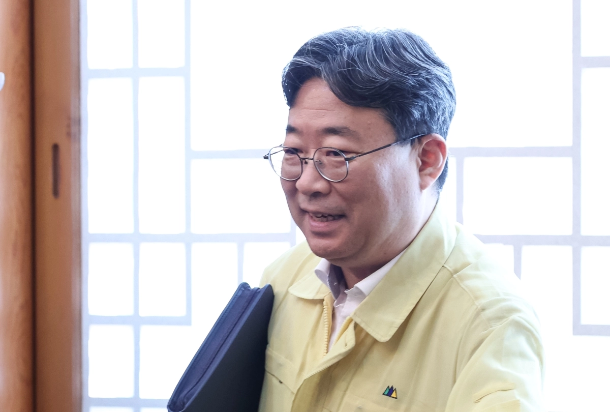 하준경 경제성장수석이 18일 청와대에서 열린 제1회 을지국무회의에 입장하고 있다. 뉴스1
