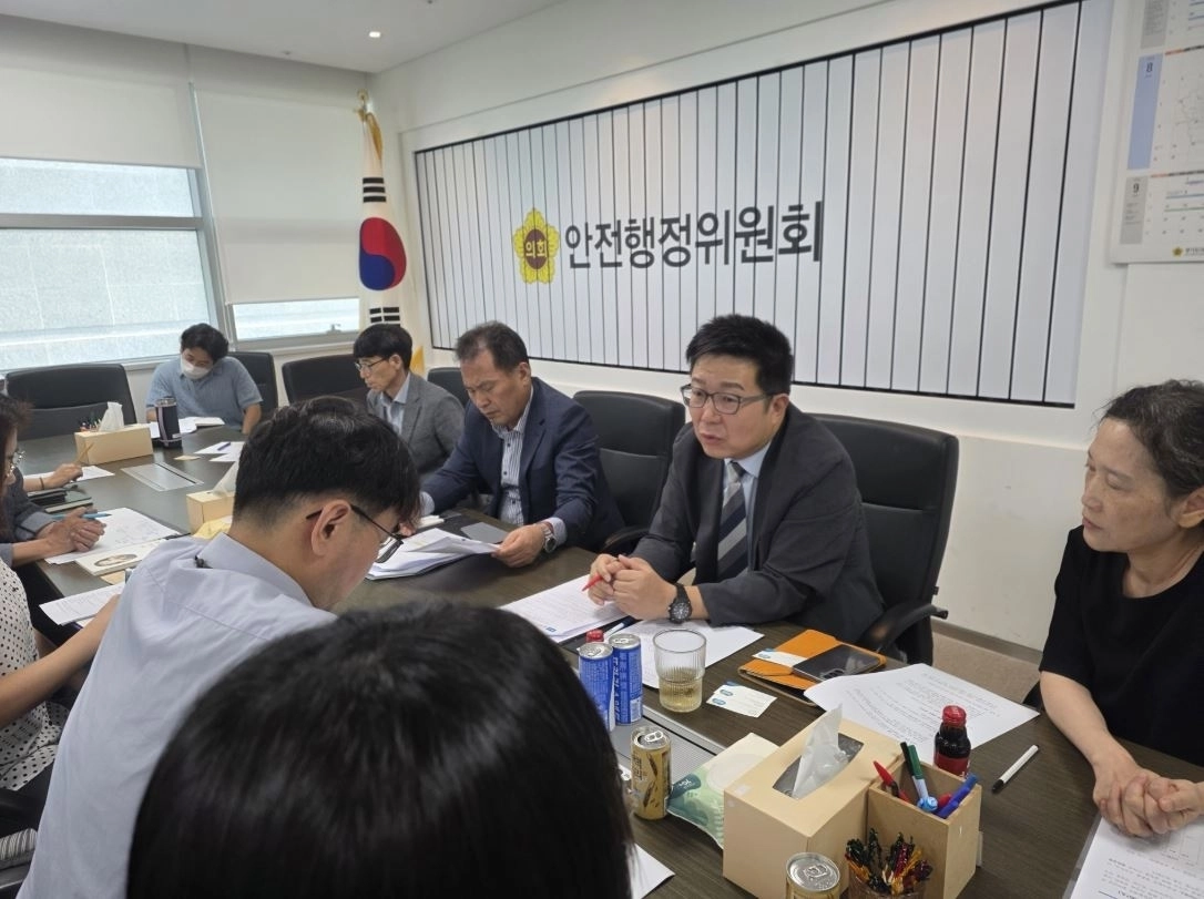 ▲ ‘고양 금정굴 민간인 희생 사건’의 진정한 추모와 인권 회복을 위한 정책 간담회를 주재한 이성한 의원(사진=경기도의회)