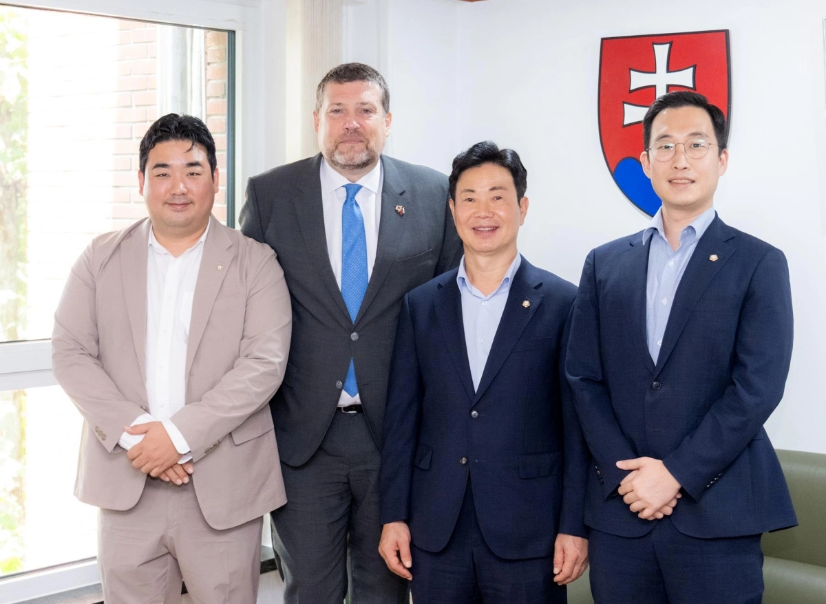 서울 강남구의회  이재진 의장과 의원들이 주한 슬로바키아 대사관을 방문해 지방정부간  교류·협력 확대 방안에 대해 간담회를 가진 뒤 기념 촬영을 하고 있다. 사진 왼쪽부터  이종원 의원, 마렉 레포브스키 슬로바키아 대사, 이재진 의장, 김지웅 의원. 사진: 강남구의회 제공.