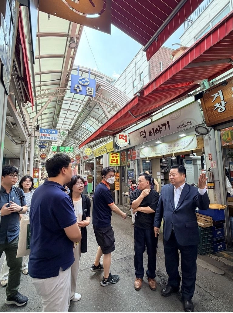 이날 상인들의 애로사항과 건의사항을 청취한 김병진 의원. 서울시의회 제공